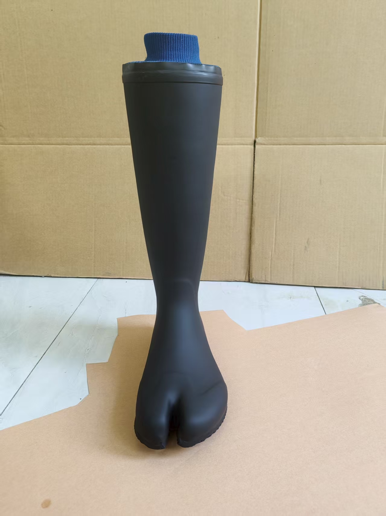 Férfi térdig érő latex bakancs